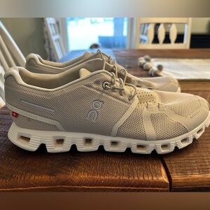 On Cloud 6 Running Shoes in Light Gray Women’s